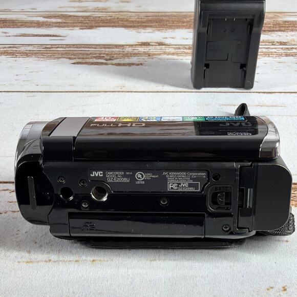 JVC Everio GZ-E200BU Camcorder 60x Zoom 1080p w/ Battery & Charger - Picture 8 of 9